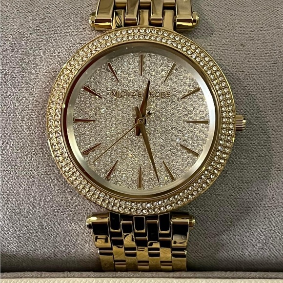 SOLD / Michael Kors Women’s Darci Crystal Pave Dial Watch
Case Size: 39mm - Picture 1 of 11